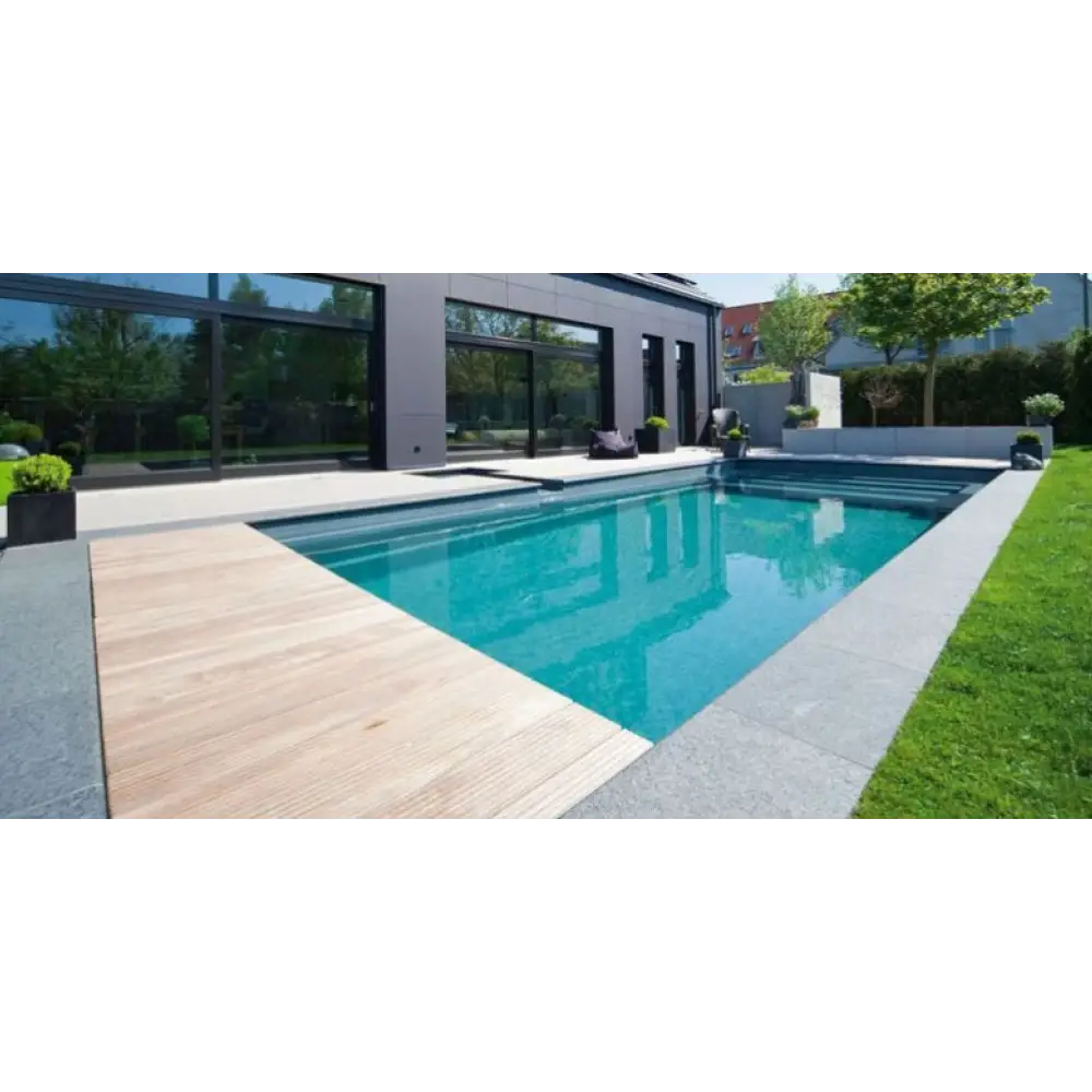 Modern rektangulär simbassäng i Natura Kiruna Paket med klarblått vatten