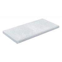 Ljusgrå rektangulär stenplatta med texturerad, fläckig yta i Natura Kiruna Paket