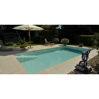 Natura Kiruna paket med rektangulär bassäng i turkost vatten och beige stenkanter