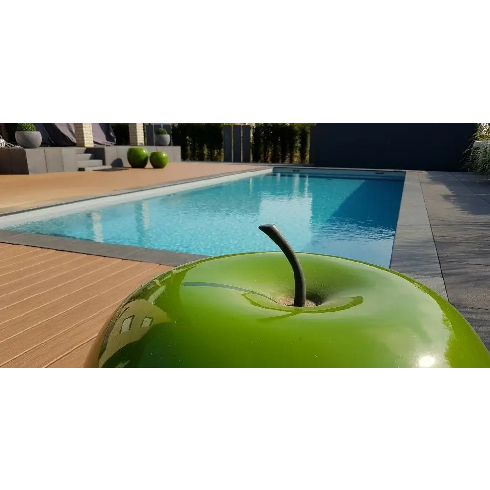 Grön äppelformad trädgårdsdekoration i Natura Kiruna Paket med klart blått poolvatten