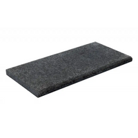 Mörkgrå rektangulär naturstenplatta i Natura Kiruna Paket med klart blått poolvatten