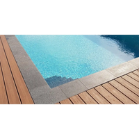 Natura Kiruna paket med klarblått simbassängvatten och grå stenplattor