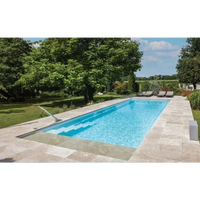 Rektangulär Leisurepools med klarblått vatten, beige sten, modern design, sluttande botten, hög vattenlinje
