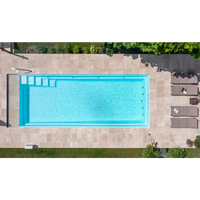 Rektangulär Leisurepools Definitive med hög vattenlinje, klarblått vatten och sluttande botten