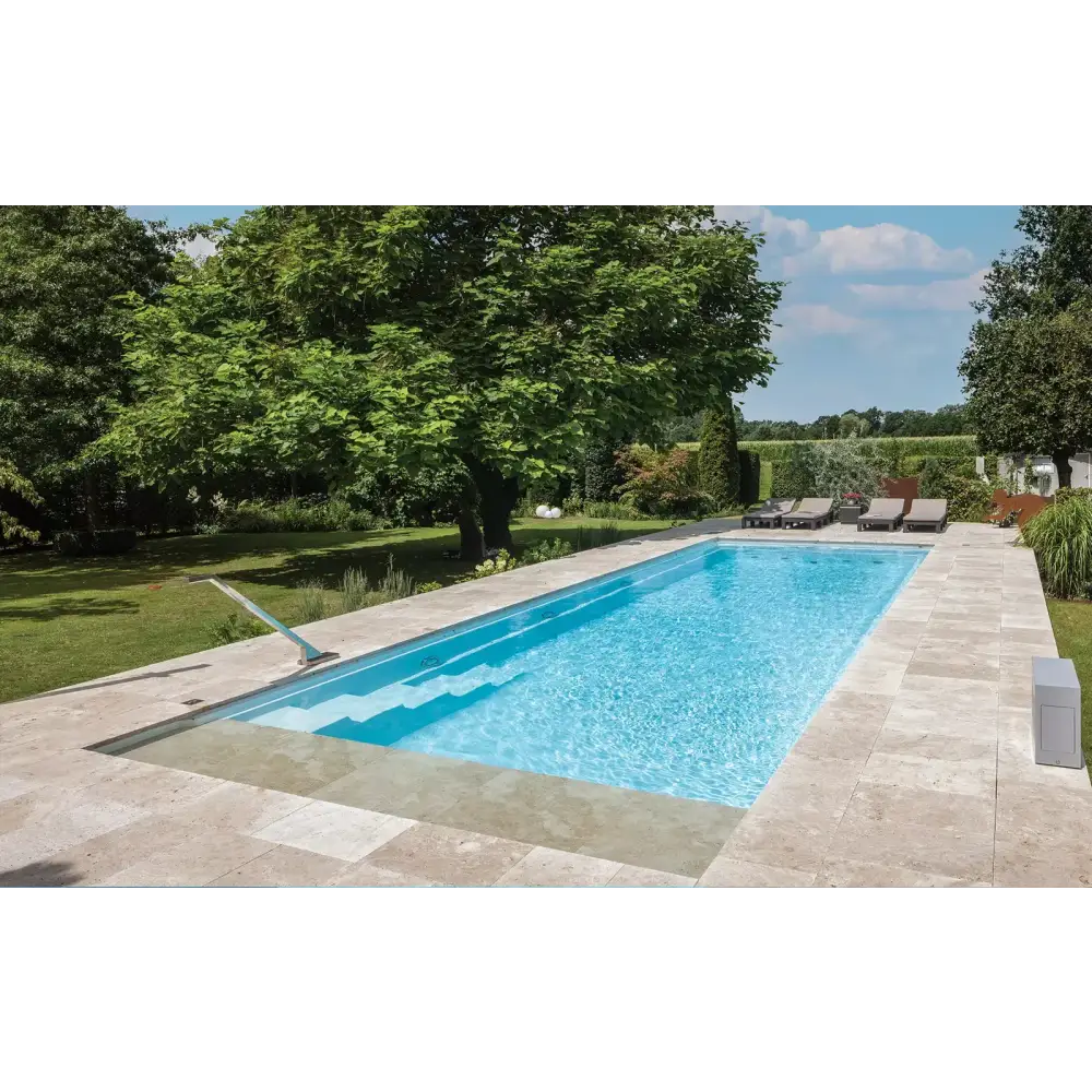 Rektangulär pool med klarblått vatten, ljusbeige stenplattor, modern design, sluttande botten, hög vattenlinje