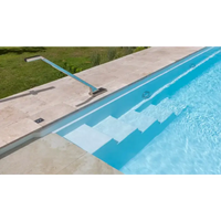 Modern infinity-edge pool med hög vattenlinje och sluttande botten i turkos design