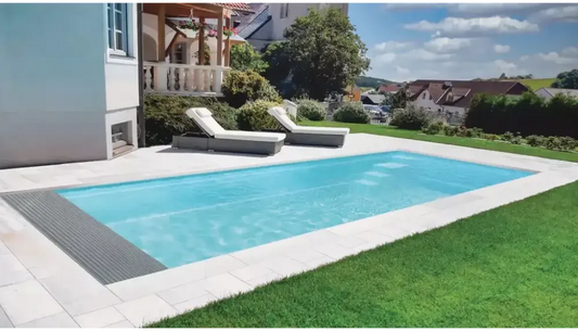 Leisurepools Encore -allas – suorat linjat, kapeille tonteille, suorakulmainen muoto, sininen vesi