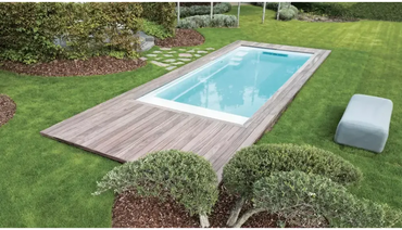 Leisurepools Encore -allas – suorat linjat, kapeille tonteille, suorakulmainen muoto, kirkas sininen vesi