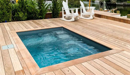 Leisurepools Fiji Plunge -allas – kirkas sininen vesi, puuterassi