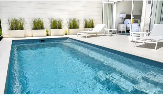 Leisurepools Harmony -allas – suorakulmainen muoto, kirkas sininen vesi, betonireuna