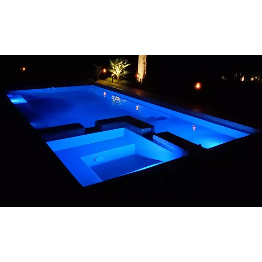 Modern Leisurepools Limitless pool med integrerade sittplatser för begränsat utrymme