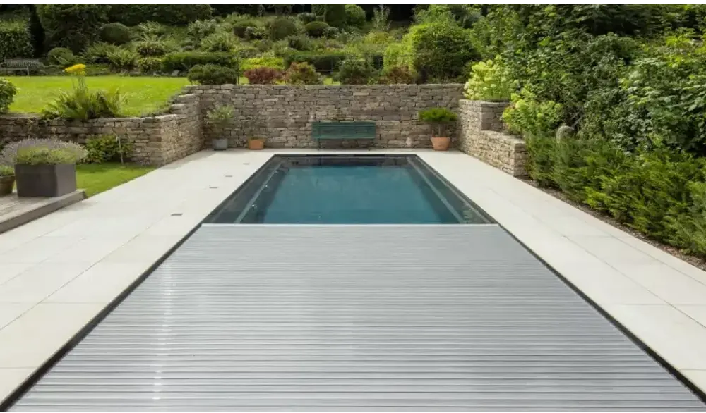 Stilren pooldesign med silver pooltäckning och klart blått vatten i Leisurepools Linear