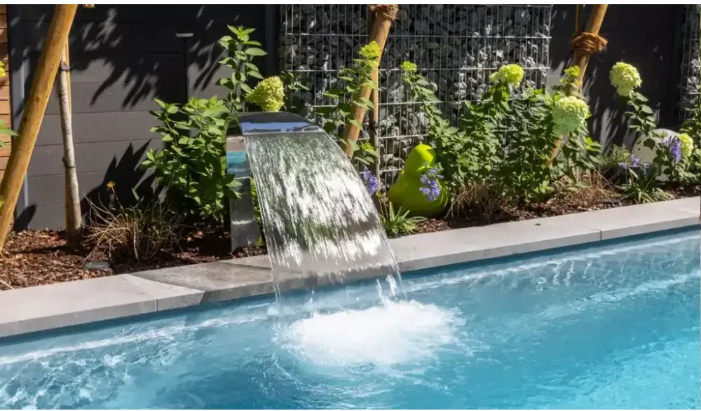 Stilren pooldesign med Leisurepools Linear och kurvig vattenfall