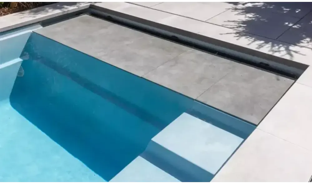 Stilren pooldesign med Leisurepools Linear och grå betongtrappor