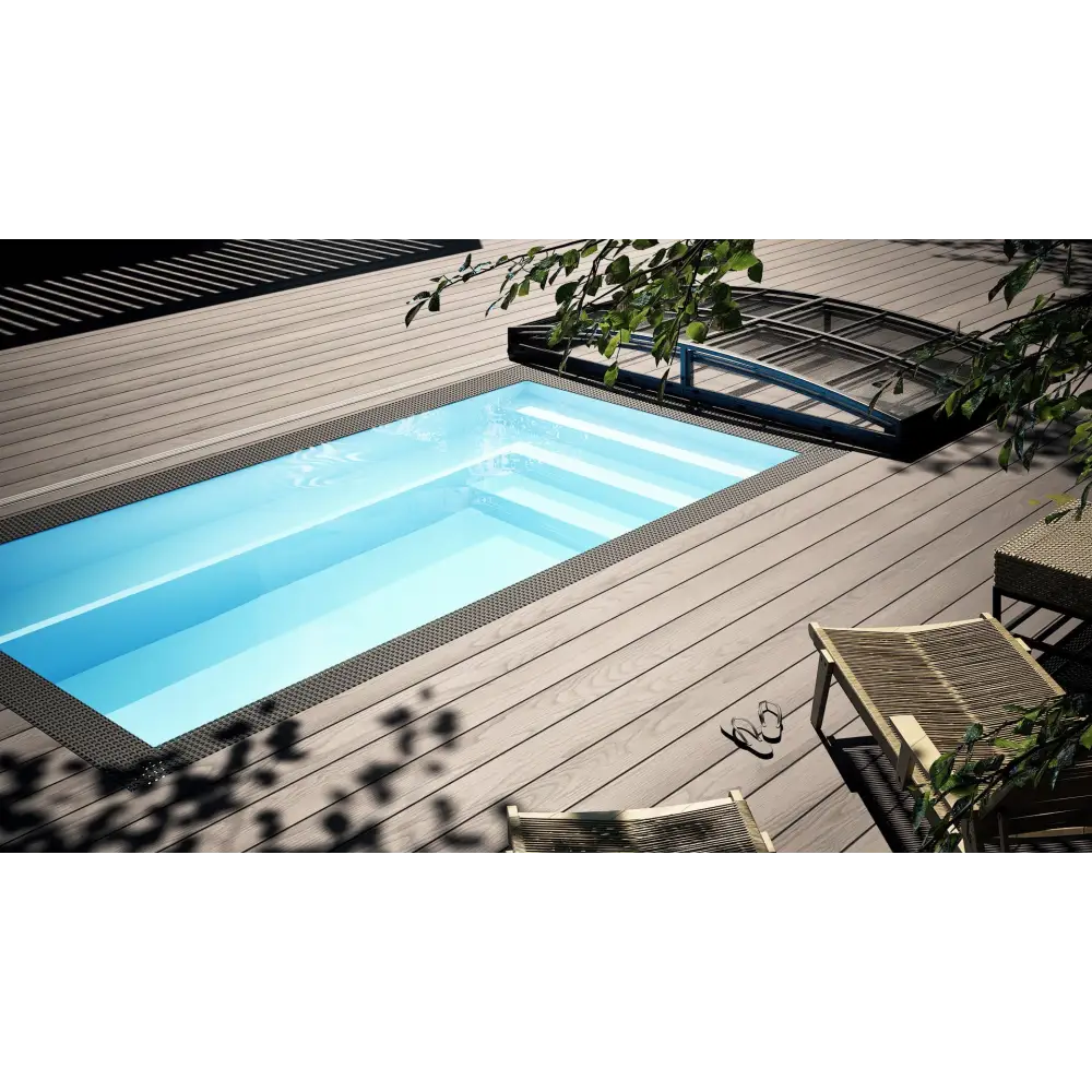 Rektangulär Minipool Wellness pool 2.25×3.75 m med klart blått vatten och svart kakelkant i trädeck