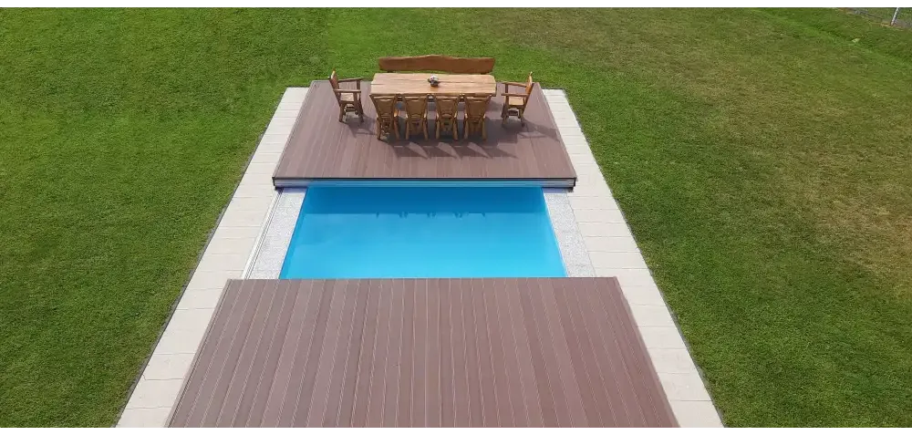Rektangulär blå pool med skjutbart pooldäck nivo deck