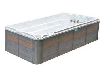 PassionSpa Activity 2 Deep -swimspa-allas – moderni muotoilu, valkoinen sisäpinta, harmaat puupaneelit, vaaleanruskeat raidat, sininen LED-valaistus