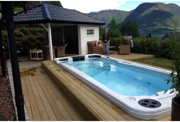 PassionSpa Aquatic 2 -swimspa-allas – Sport Collection, valkoinen pinta, suorakulmainen muoto, sininen vesi, mustat yksityiskohdat
