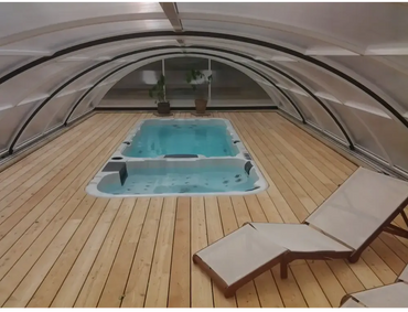 PassionSpa Aquatic 3 Deep -swimspa-allas – vaaleansininen vesi, kupolin alla