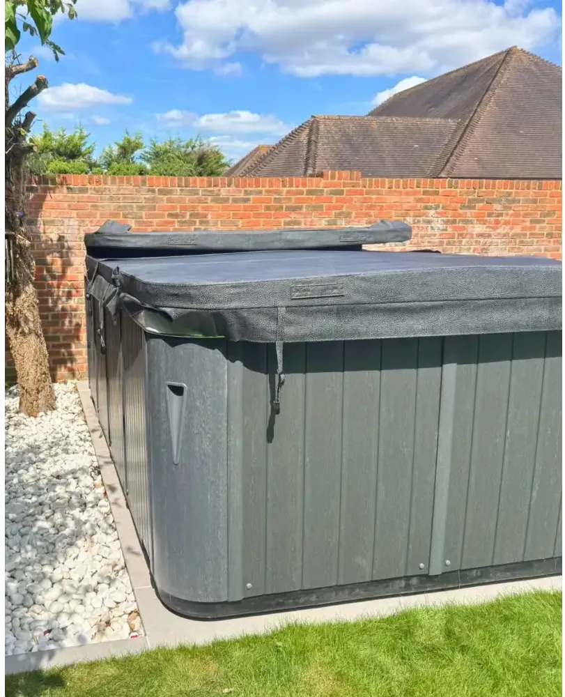 Mörkgrå PassionSpa Aquatic 3 Swim Spa med lock och vertikal panel