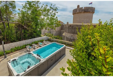 Modern PassionSpa Dynamic Swim Spa med turkost vatten och jetmunstycken