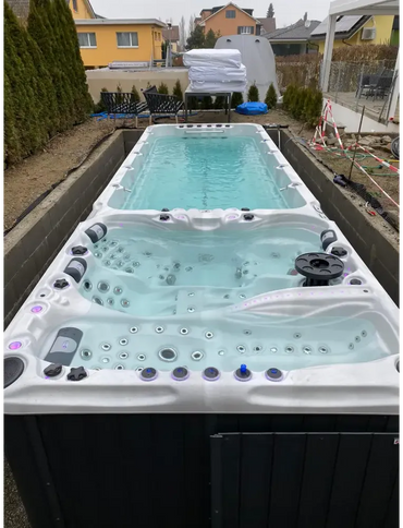 PassionSpa Energy -swimspa-allas – Sport Collection, valkoinen ja musta, moderni muotoilu, istumapaikat, hierontasuuttimet, LED-valaistus