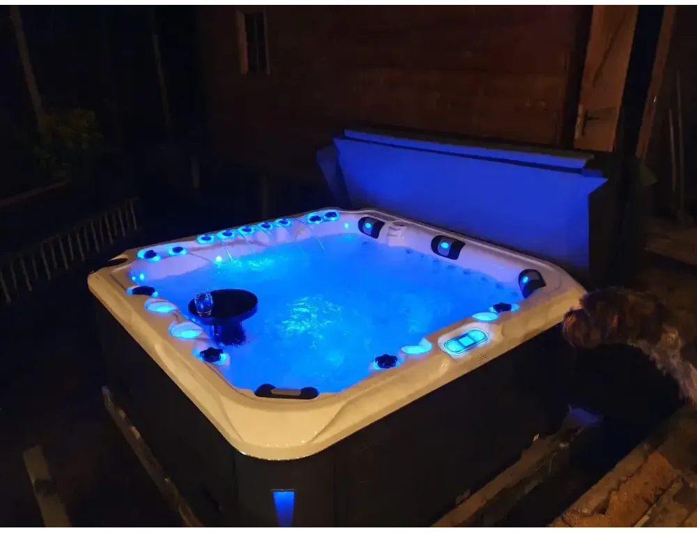 PassionSpa Felicity Mighty Wave -poreallas – sininen valaistus, musta ja kermanvärinen ulkopinta, LED-valaistut reunat