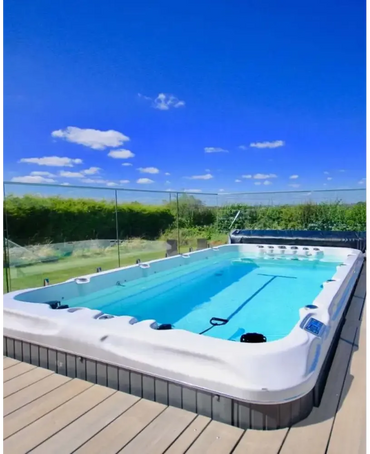 PassionSpa Fitness 1 -swimspa-allas – valkoinen pinta, suorakulmainen muoto, sininen vesi, harmaa laatoitettu pohja