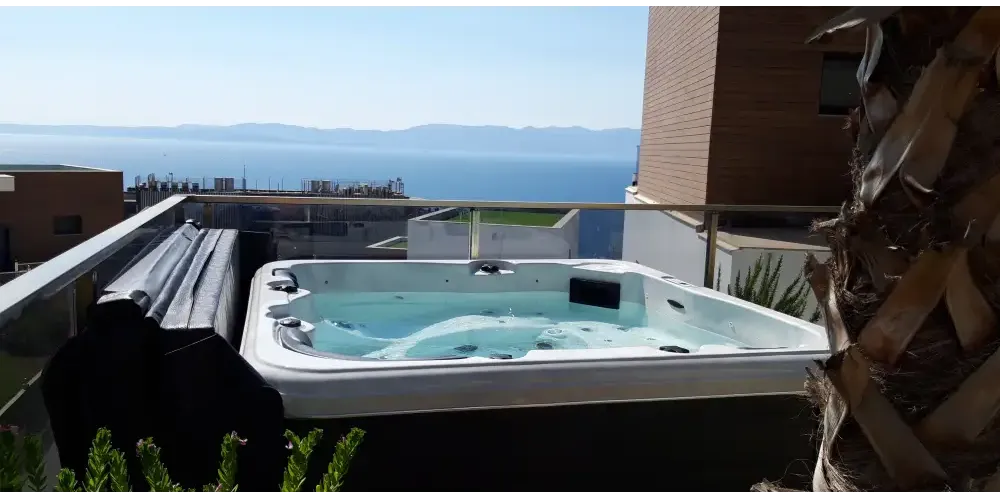 PassionSpa Relax -poreallas – Pure Collection, valkoinen pinta, suorakulmainen muoto, sininen vesi, mustat paneelit