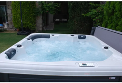 PassionSpa Relax -poreallas – Pure Collection, valkoinen ja harmaa, kupliva vesi, mustat niskatuet, ohjauspaneeli
