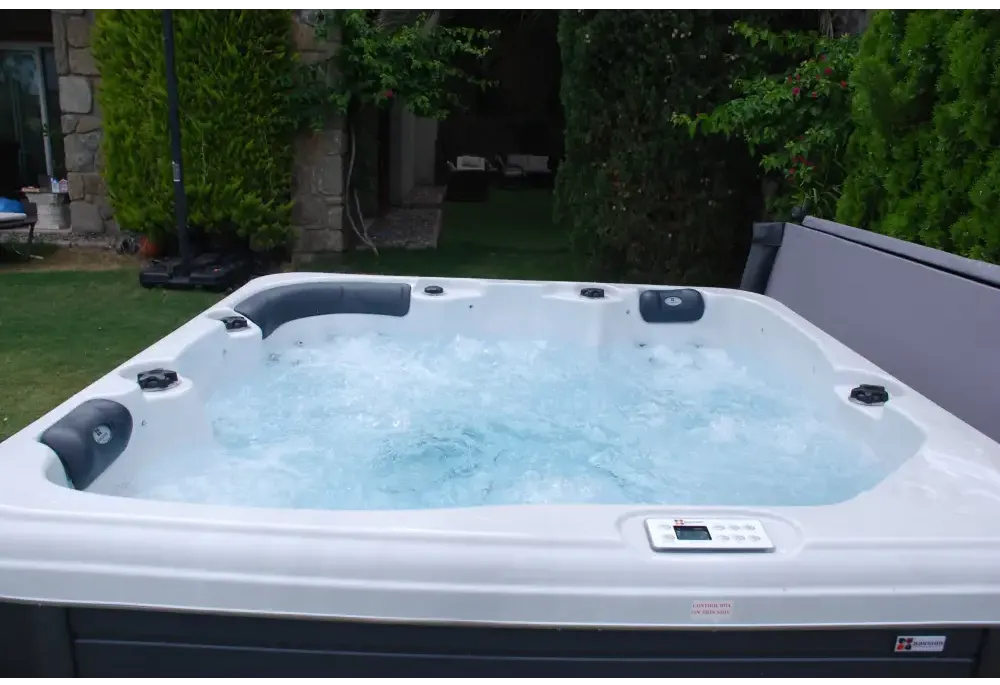 PassionSpa Relax -poreallas – Pure Collection, valkoinen ja harmaa, kupliva vesi, mustat niskatuet, ohjauspaneeli