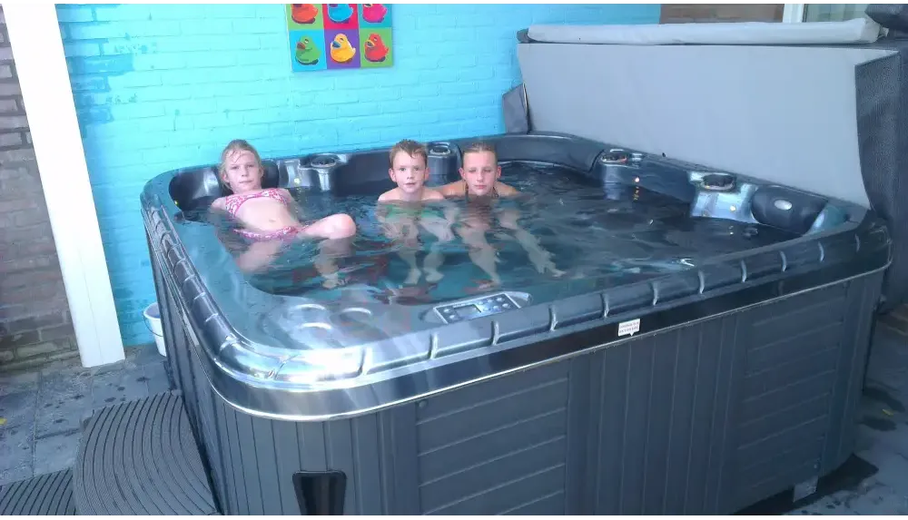 PassionSpa Relax -poreallas – Pure Collection, hopeanvärinen ja musta, kuvioidut reunat