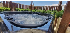 PassionSpa Relax -poreallas – Pure Collection, musta pinta, kupliva vesi, kiiltävä kaareva reuna