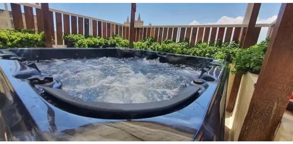 PassionSpa Relax -poreallas – Pure Collection, musta pinta, kupliva vesi, kiiltävä kaareva reuna