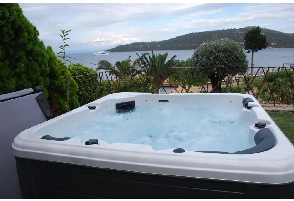 PassionSpa Relax -poreallas – Pure Collection, valkoinen ja musta, kupliva vesi, moderni muotoilu