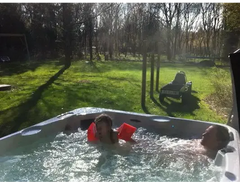 PassionSpa Relax -poreallas – Pure Collection, harmaa ulkoasu, kupliva vesi, kaksi rentoutuvaa henkilöä