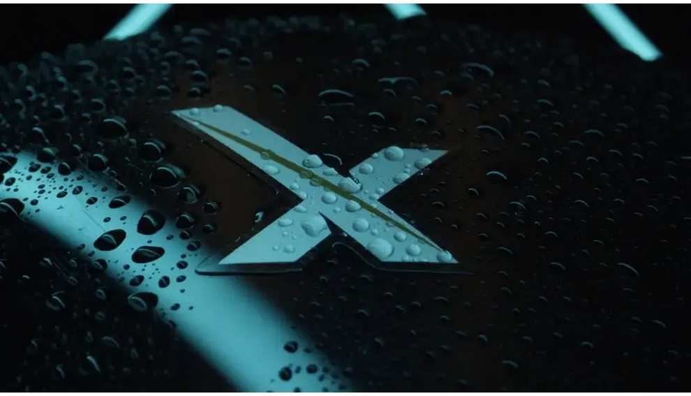 Xwarrior InverX X60 silver emblem med guldaccent