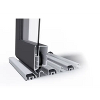 Pooltak Dallas med silver aluminiumprofil, svart ram och glas över blå pool