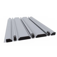 Grått metalliskt spår för Pooltak Dallas med svart ram över blå pool