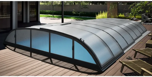 Pooltak Dallas 4×8 med modern valmbåge, genomskinliga paneler och svart metallram