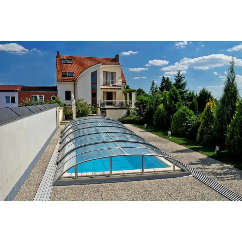 Pooltak Dallas med svart ram över blå pool med glas tak