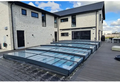 Modernit kattopaneelit reunukselliselle altaalle – kirkkaat muovipaneelit, antrasiitinharmaa viimeistely, puuterassin yläpuolella