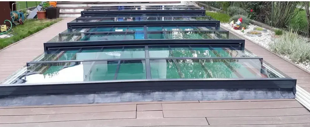 Pooltak Icon i klarplast antracit med modern glaspaneldesign