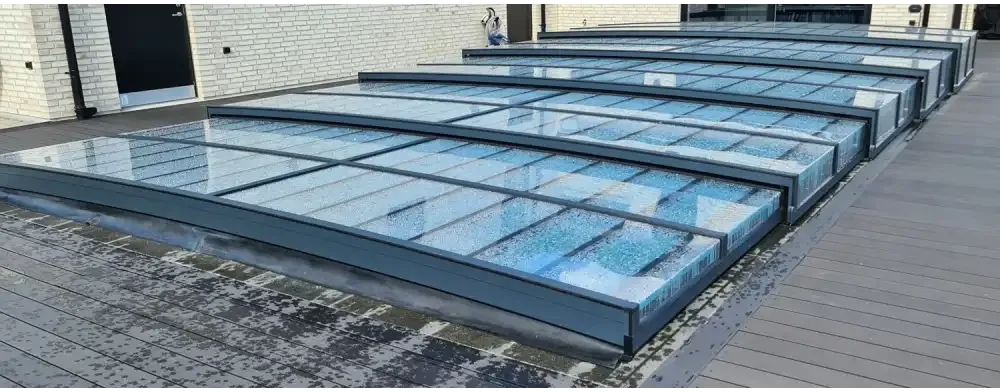Modern pooltak icon med klarplast antracit och glaspaneldesign