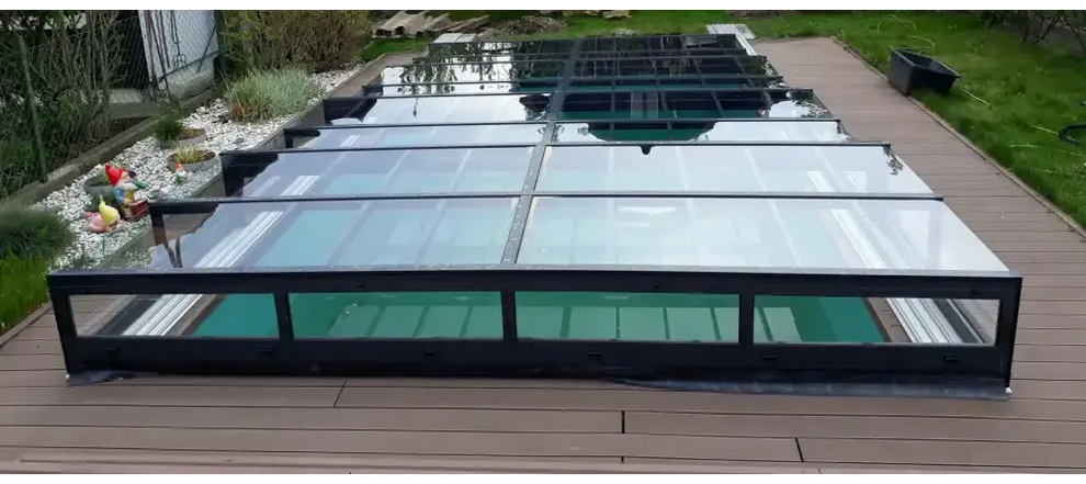 Pooltak Icon i klarplast antracit med modernt glaspaneldesign