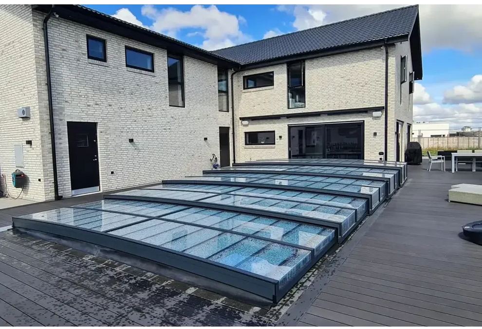 Pooltak Icon i klarplast antracit med modern glaspaneldesign