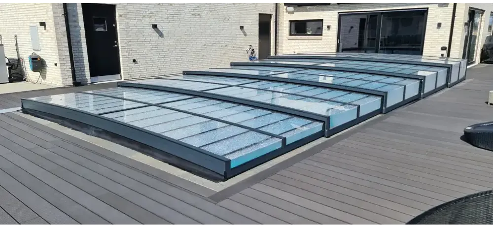 Pooltak Icon i klarplast antracit med modern glaspaneldesign