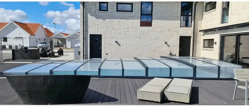 Pooltak Icon i klarplast antracit med modern glaspaneldesign
