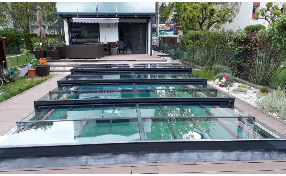 Modern Pooltak Icon med klarplast antracit och glaspaneldesign