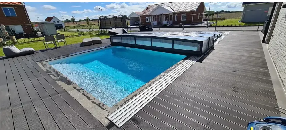 Pooltak Icon i klarplast antracit med modern glaspaneldesign